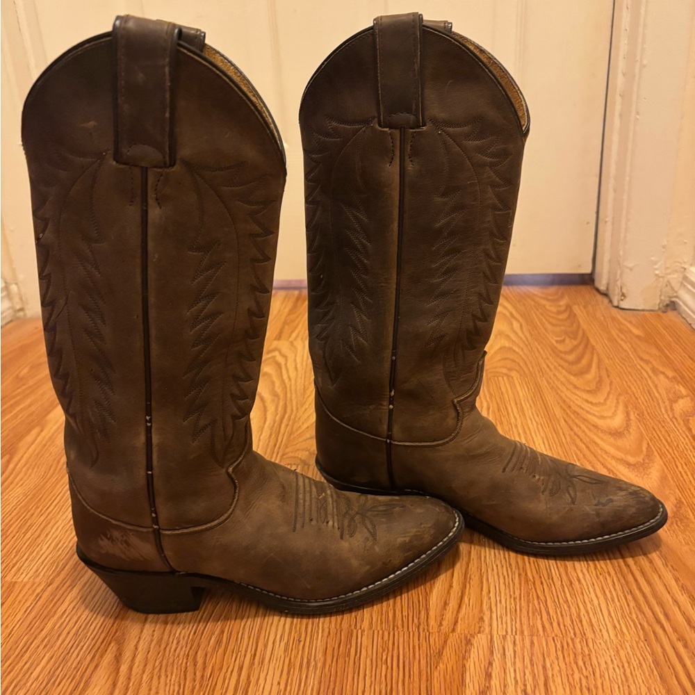 Justin boots leather cowboy boots.